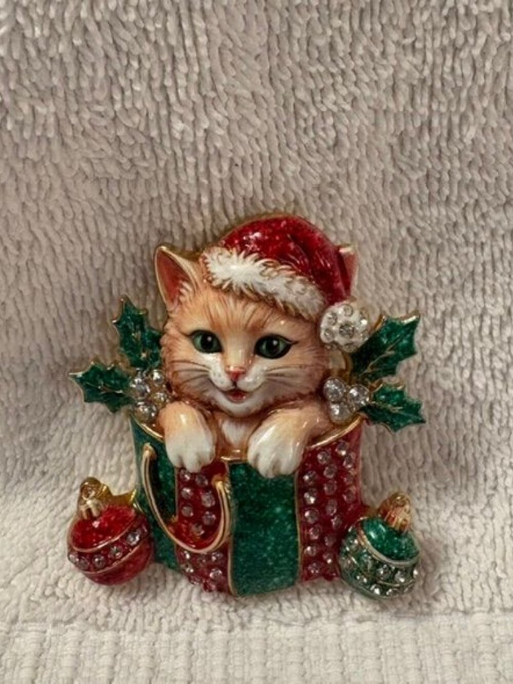 Christmas Gift Box Cat Brooch w/Rhinestone & Enamel Inlay - NEW - 1.97 in L x 1.